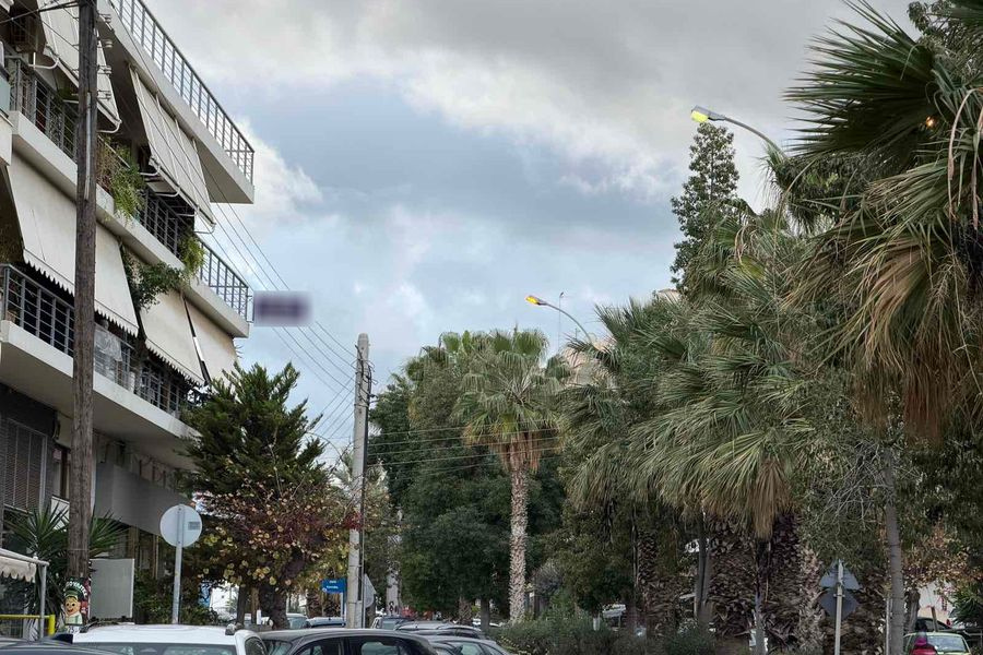 Αναμμένα τα φώτα… μεσημεριάτικα στην λεωφόρο Εθνικής Αντιστάσεως