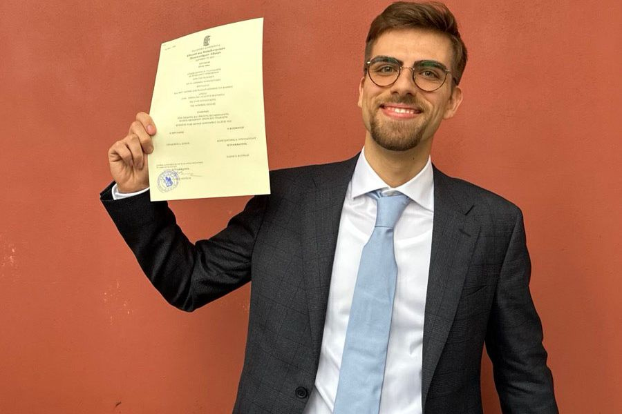 Οι οδηγοί ταξί συγχαίρουν τον Μάνο Γιαλιαδάκη για την ιστορική πρωτιά του στη Νομική