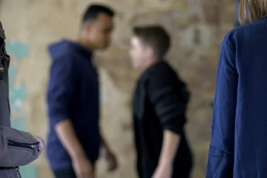 Ανήλικη παραβατικότητα: Ένα πολυπαραγοντικό κοινωνικό φαινόμενο πίσω από τη δημόσια ανησυχία