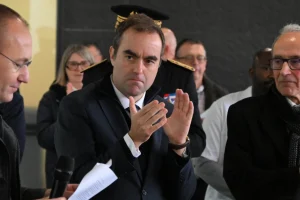 Γαλλία: Ο Λεκορνί σπάει τη δέσμευσή του και περνά τον προϋπολογισμό χωρίς ψηφοφορία, με το άρθρο 49.3