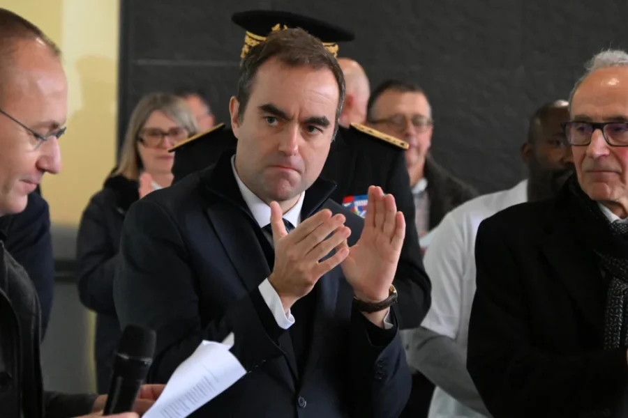 Γαλλία: Ο Λεκορνί σπάει τη δέσμευσή του και περνά τον προϋπολογισμό χωρίς ψηφοφορία, με το άρθρο 49.3