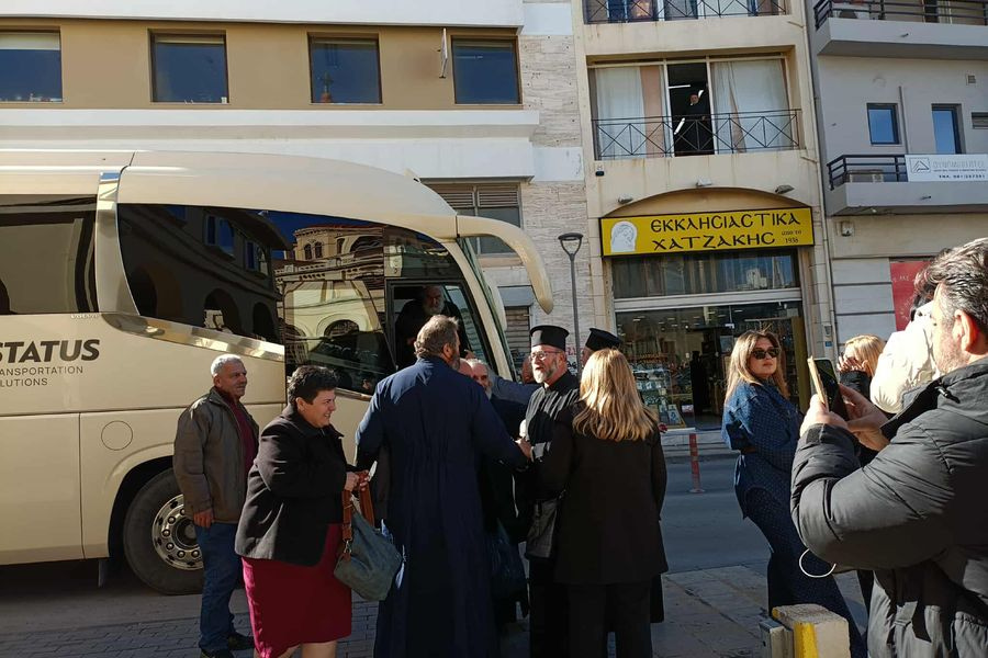 (ΦΩΤΟ) Χανιώτες on tour για την… εκλογή Μητροπολίτη