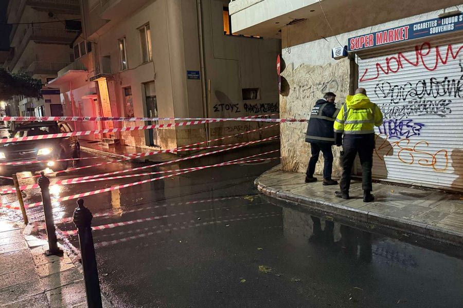 (ΦΩΤΟ) Κακοκαιρία στο Ηράκλειο: Έπεσαν σοβάδες από μπαλκόνι-Έκλεισε ιρλανδική διάβαση