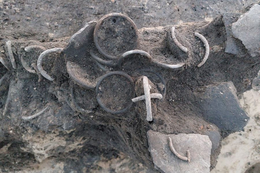 Ανακαλύφθηκε τεράστιος χαμένος θησαυρός – Βρέθηκαν 573 αρχαία γυάλινα βραχιόλια και δεκάδες πολύτιμα αντικείμενα