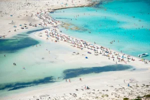 Κρήτη: «Εκρήγνυται» τουριστικά και είναι ανέτοιμη να μπει στη εποχή του διεθνούς αεροδρομίου Καστελίου