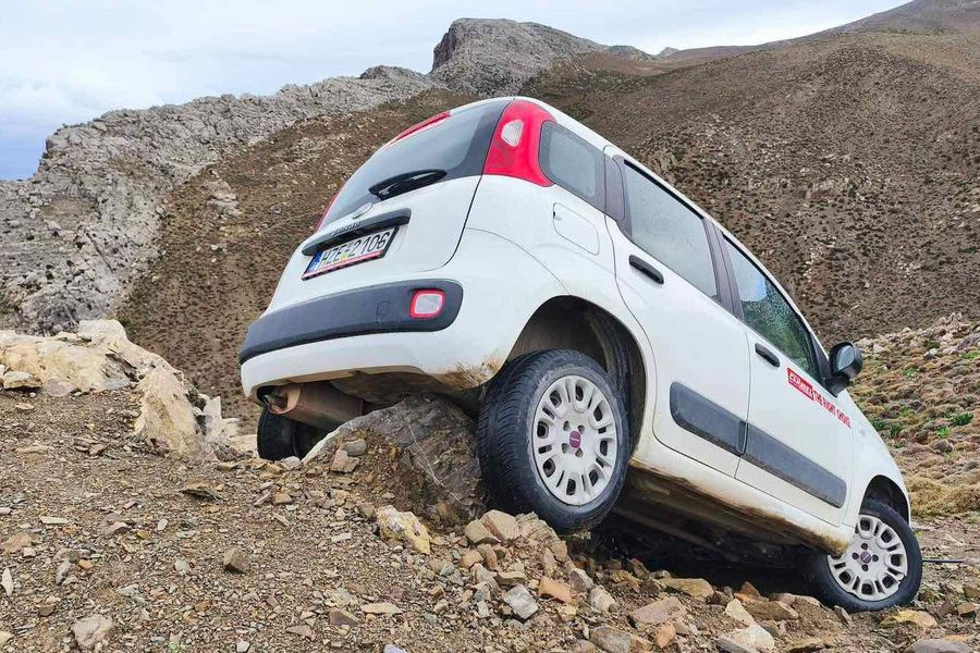 ΦΩΤΟ: Αυτοκίνητο έπεσε σε… πλαγιά