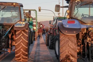 Στο Μαξίμου θα διεκδικήσουν την επιβίωσή τους, λένε οι αγρότες
