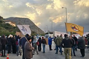 Χανιά: Απέκλεισαν την εθνική οδό κοντά στη Σούδα για λίγα λεπτά αγρότες και κτηνοτρόφοι