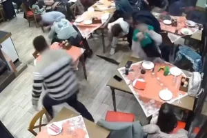 Αλεξανδρούπολη: Η στιγμή που ανεμοστρόβιλος χτυπάει εστιατόριο γεμάτο με κόσμο