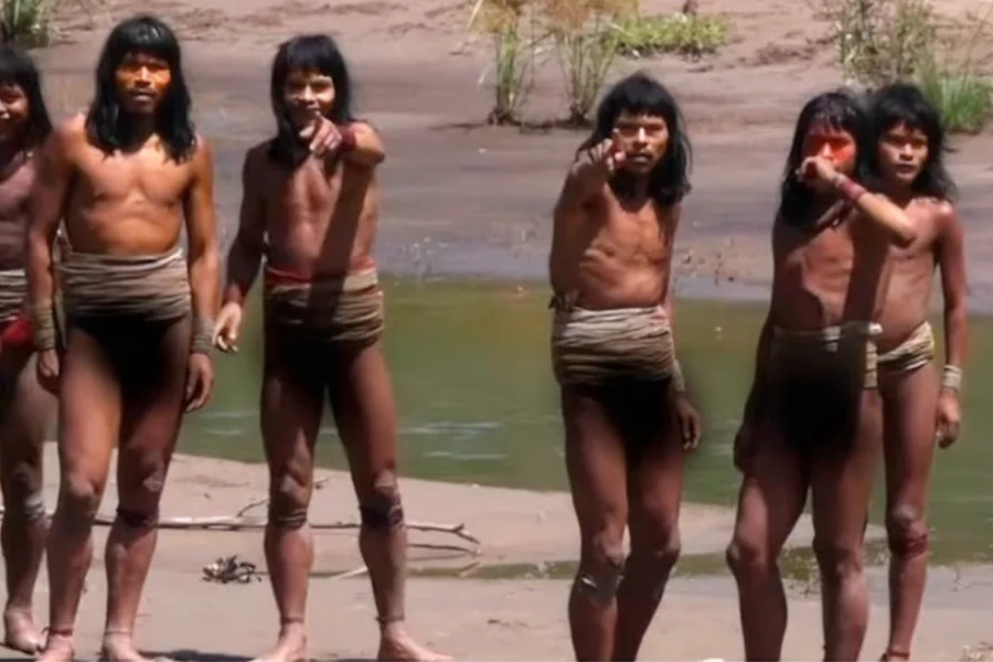 Σπάνιο βίντεο από φυλή που ζει απομονωμένη στον Αμαζόνιο – «Σκεφτόμουν από πού θα έρθει το βέλος» λέει ο περιβαλλοντολόγος που την ανακάλυψε