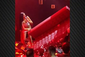 Αναστασία: Θαμώνας έριξε… καναπέ στην πίστα του μαγαζιού, όπου τραγουδούσε, δείτε βίντεο