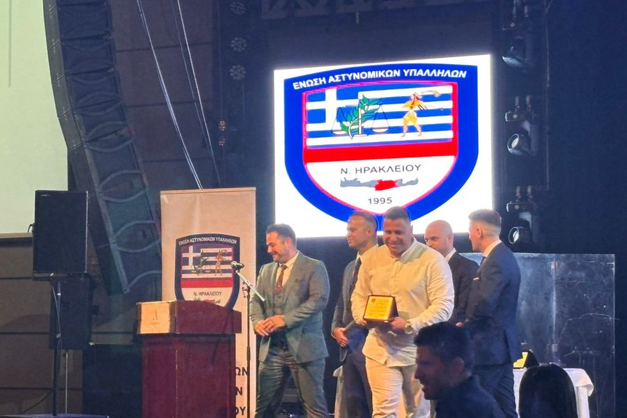 Οι αστυνομικοί βράβευσαν τον συνάδελφο τους που έσωσε γυναίκα , θύμα ενδοοικογενειακής βίας