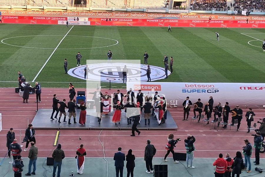 (ΒΙΝΤΕΟ) Super Cup: Χόρεψε κρητικά ο Γιάννης Βρούτσης στο Παγκρήτιο – Άκουσαν τα κάλαντα οι φίλαθλοι