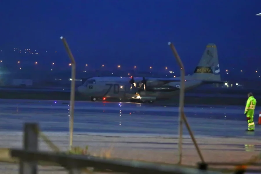 Προσγειώθηκε στη Θεσσαλονίκη το C-130 με τις σορούς των 7 οπαδών του ΠΑΟΚ