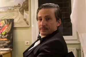 Στη Μεγάλη Χίμαιρα παίζει και ο εγγονός του Καραγάτση – Ποιος είναι και ποιον χαρακτήρα υποδύεται