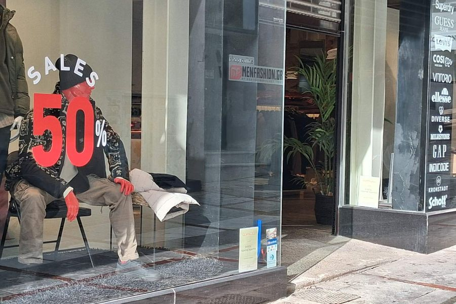 Χειμερινές εκπτώσεις: 6 στους 10 ψωνίζουν για προσωπικές ανάγκες, ανοιχτά τα καταστήματα την Κυριακή 18/1