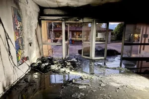 Ανήλικος έβαλε φωτιά σε Γυμνάσιο – Τα «έσπασε» και έκλεψε και σε Λύκειο