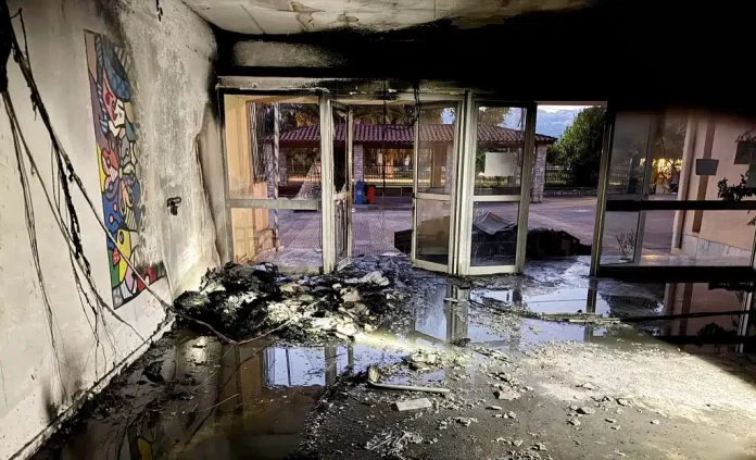 Ανήλικος έβαλε φωτιά σε Γυμνάσιο – Τα «έσπασε» και έκλεψε και σε Λύκειο