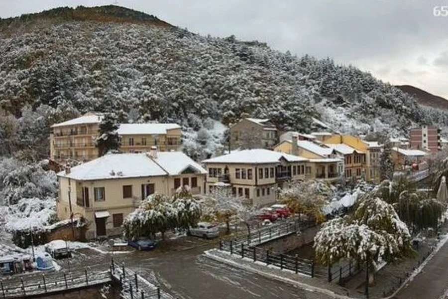 Φλώρινα: Κλειστά αύριο τα σχολεία λόγω χιονιά, στα λευκά η πόλη