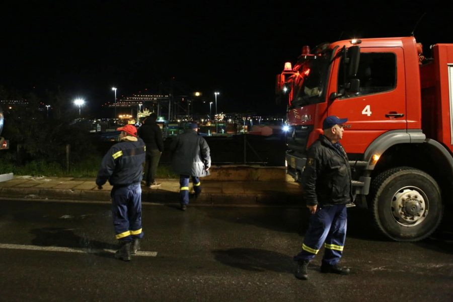 Υπό μερικό έλεγχο η φωτιά στα Καζάνια Περάματος: Πιθανόν να προκλήθηκε από διαρροή καυσίμων