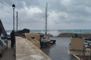 ΦΩΤΟ: Θυελλώδεις άνεμοι «σαρώνουν» τα παράλια της Γαύδου – Σε κίνδυνο και σκάφος της Frontex