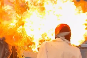 BINTEO – Εφιαλτικά γενέθλια: Μπαλόνια πήραν φωτιά μπροστά στο πρόσωπο της εορτάζουσας