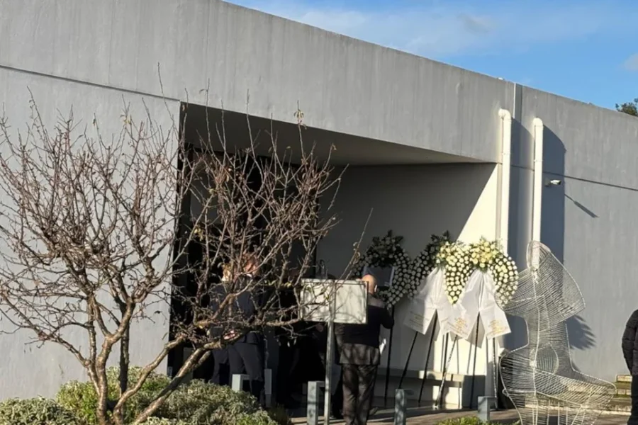 LIVE: Φίλοι, συγγενείς, δημοσιογράφοι και πολιτικοί αποχαιρέτησαν τον Γιώργο Παπαδάκη