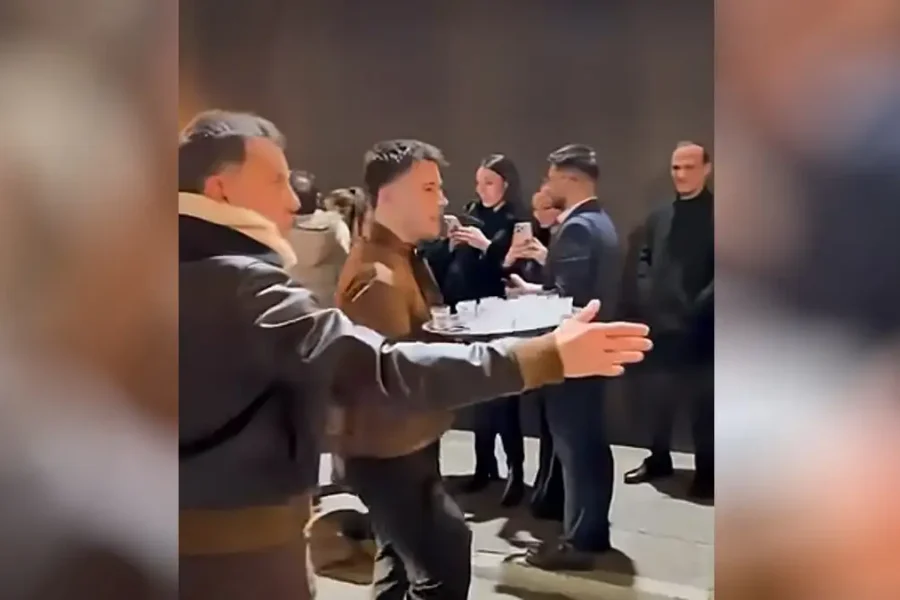 Ο Μαζωνάκης βρήκε λύση για το κρύο: Κέρασε σφηνάκια στους fans που περίμεναν στην ουρά