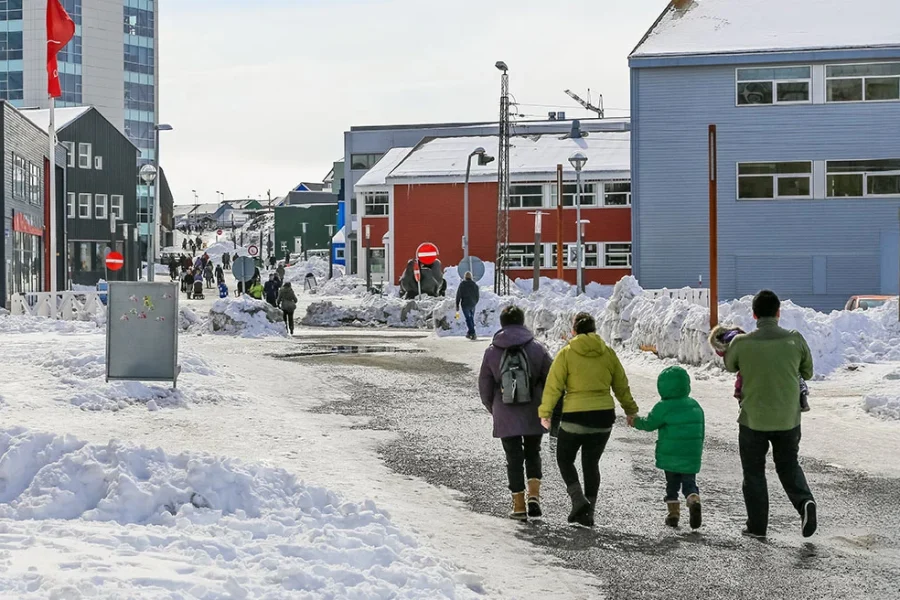 Reuters: Η κυβέρνηση Τραμπ εξετάζει σενάριο εφάπαξ πληρωμής από $10.000 έως $100.000 σε κάθε Γροιλανδό, για να ενταχθούν στις ΗΠΑ