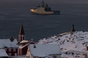 Τα βλέμματα στραμμένα στη Γροιλανδία: Η Ευρώπη στέλνει στρατό, αλλά «δεν αλλάζει γνώμη ο Τραμπ» λέει ο Λευκός Οίκος