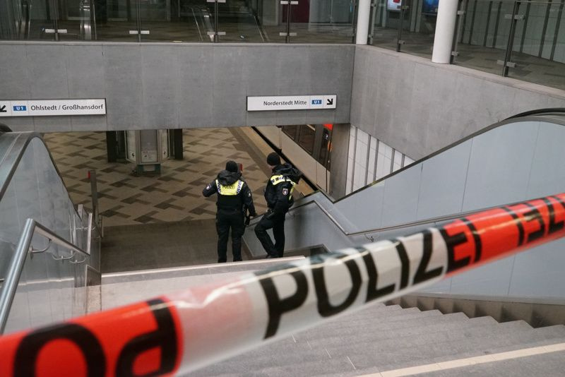 Σοκ στο Αμβούργο: Άνδρας άρπαξε γυναίκα και έπεσε μαζί της στις ράγες του μετρό