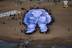 Τεράστιο πορτρέτο της 5χρονης Χιντ Ρατζάμπ που σκοτώθηκε στη Γάζα ξεδιπλώθηκε σε παραλία της Βαρκελώνης