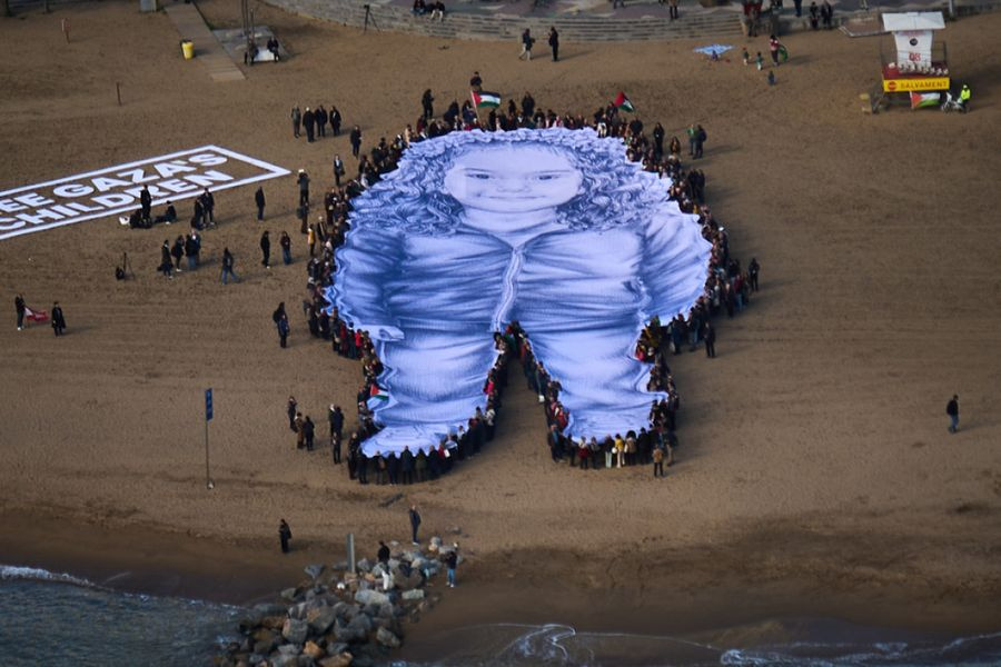 Τεράστιο πορτρέτο της 5χρονης Χιντ Ρατζάμπ που σκοτώθηκε στη Γάζα ξεδιπλώθηκε σε παραλία της Βαρκελώνης