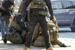 Τραμπ σε Μινεσότα: Παραδώστε τους εγκληματίες και τους παράτυπους μετανάστες που κρατούνται για να φύγει η ICE