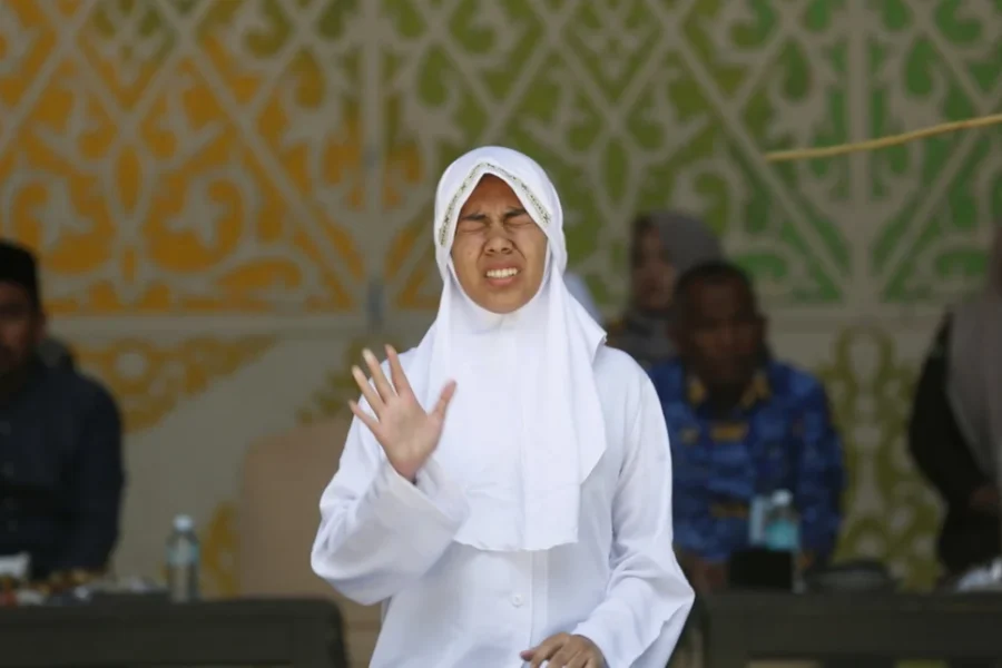 Ινδονησία: Μαστίγωσαν παράνομο ζευγάρι με 140 χτυπήματα -Λιποθύμησε η γυναίκα