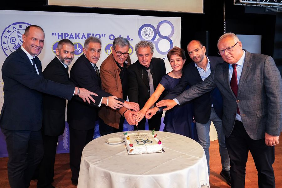 “Ηράκλειο” ΟΑΑ: Βραβεύσεις στην κοπή της Πρωτοχρονιάτικης πίτας