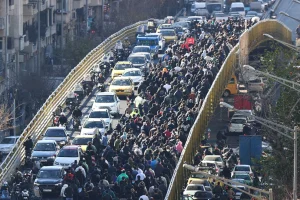 Χάος στο Ιράν: Στους δρόμους ο λαός με την οικονομία να καταρρέει και το 2026 να προδιαγράφεται δυσοίωνο