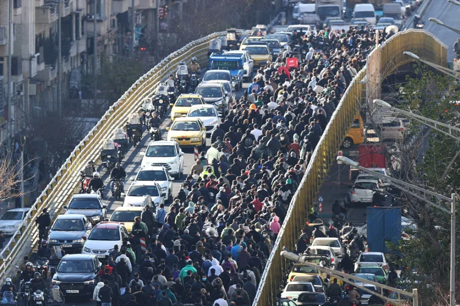 Χάος στο Ιράν: Στους δρόμους ο λαός με την οικονομία να καταρρέει και το 2026 να προδιαγράφεται δυσοίωνο