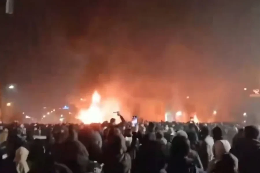 Ο Τραμπ απειλεί να πλήξει «πολύ σκληρά» το Ιράν αν σκοτωθούν διαδηλωτές