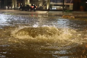 Νεκρή γυναίκα στη Γλυφάδα: Χτυπήθηκε από αυτοκίνητο που είχε παρασυρθεί από τα ορμητικά νερά λόγω της κακοκαιρίας