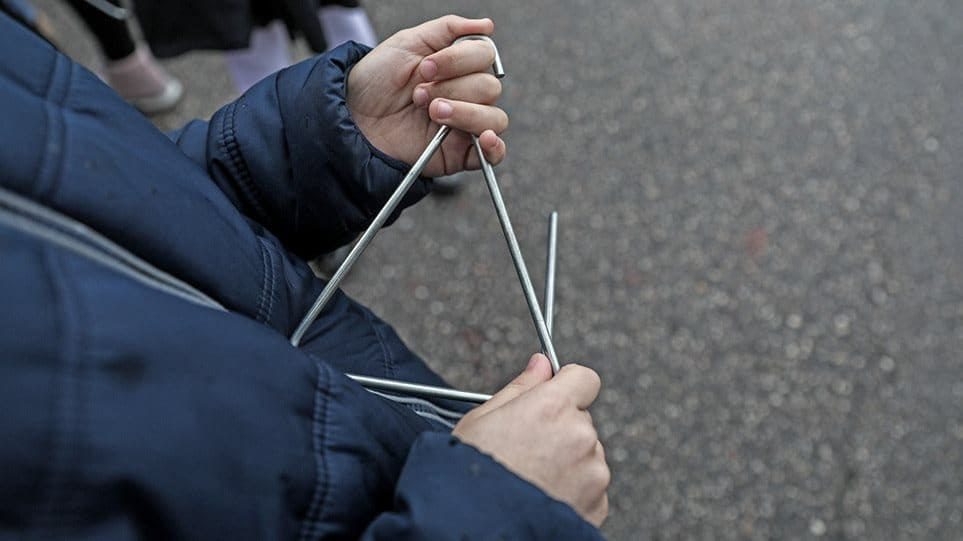 Συνελήφθησαν δύο ανήλικοι που άρπαξαν τα χρήματα από 4 παιδιά που έλεγαν τα κάλαντα