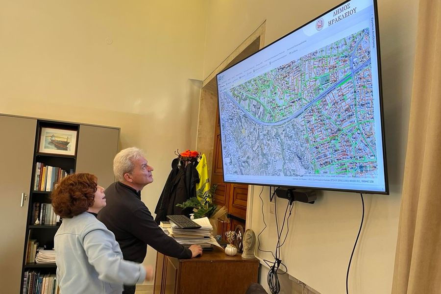 Συνάντηση του Δημάρχου Ηρακλείου Αλέξη Καλοκαιρινού με την δωρήτρια Νέλλη Βαρβεράκη