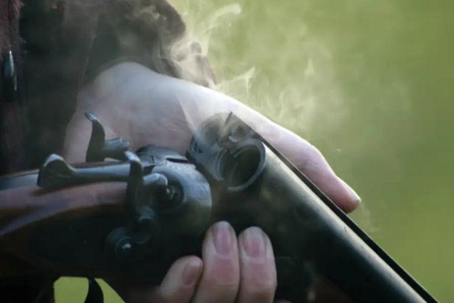 Καθάριζε το όπλο και τραυμάτισε τον αδερφό του – Στο νοσοκομείο ο 38χρονος