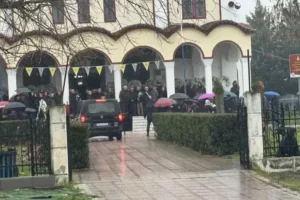 Aποχαιρετούν την 56χρονη Σταυρούλα που σκοτώθηκε από την έκρηξη στο εργοστάσιο «Βιολάντα»