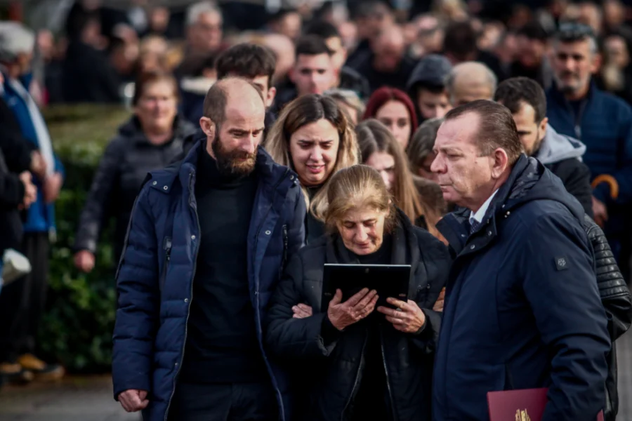 «Η φωτιά δεν μπόρεσε να κάψει αυτό που ήσουν»: Θρήνος στις κηδείες τριών θυμάτων της τραγωδίας στην Βιολάντα