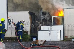 Φωτιά σε αποθήκες με πλαστικά και αυγά στο Κορωπί