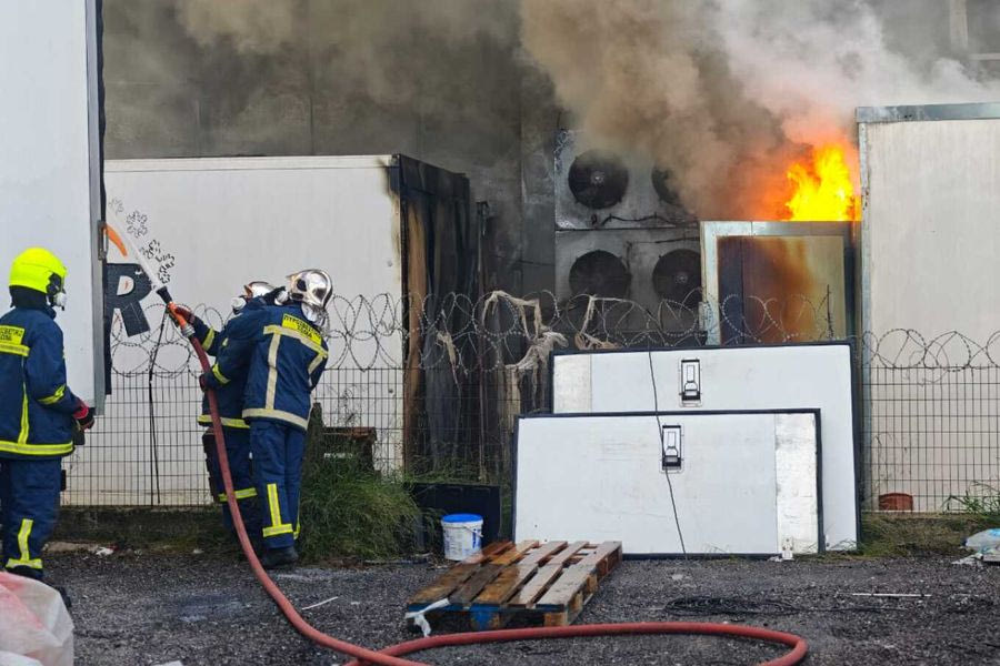 Φωτιά σε αποθήκες με πλαστικά και αυγά στο Κορωπί