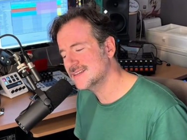 Ο Κωστής Μαραβέγιας τραγούδησε το Κάτι Ξέρεις και έγινε viral: «Ρία Ελληνίδου με κατάθλιψη»