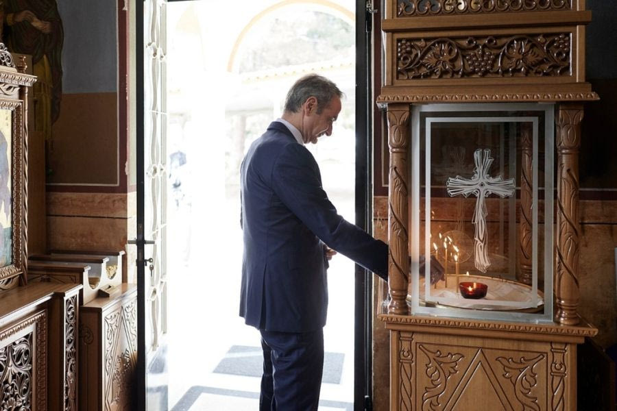 Η ανάρτηση Μητσοτάκη για τα Θεοφάνια και το κεράκι στο εκκλησάκι της 110 Πτέρυγας Μάχης