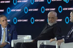 Έντι Ράμα: Οι Έλληνες νομίζετε ότι είστε απόγονοι του Πλάτωνα και του Αριστοτέλη, αλλά δεν είστε [βίντεο]